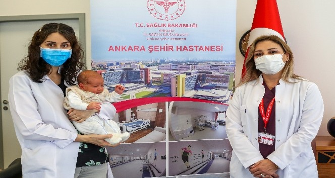 (Özel) Türkiye’de bir ilk: Annesi hamileyken aşılanan bebek antikorlu doğdu