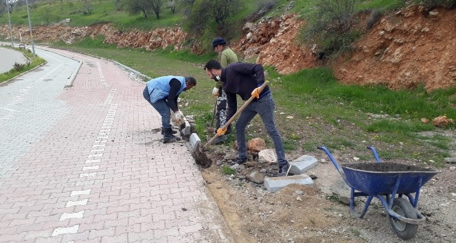 Yürüyüş yolunda bozulan kaldırım taşları yenileniyor