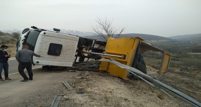 Malatya’da hafriyat kamyonu devrildi: 1 yaralı