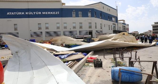 İzmir etkili olan fırtına nedeniyle, Güzelbahçe’deki Atatürk Kültür Merkezi’nin çatısı bölgedeki pazar yerinin üzerine uçtu. Olayda ilk belirlemelere göre 2 kişi yaralandı.