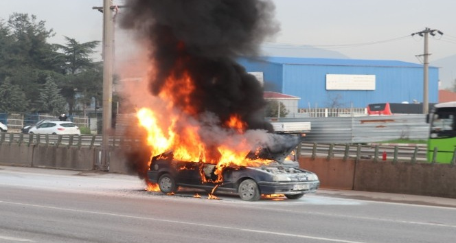 D-100’de alev alev yanan otomobil küle döndü