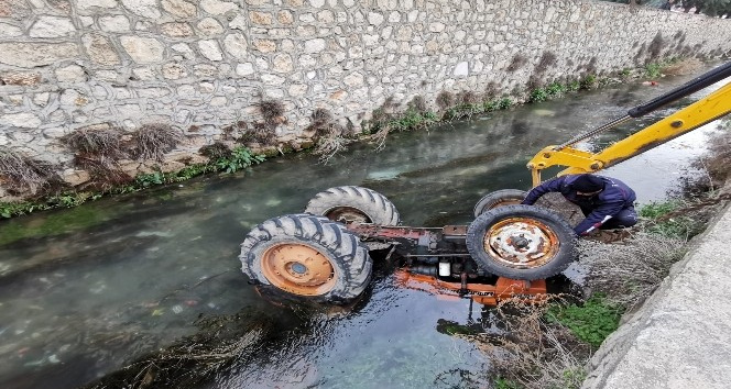 Kontrolden çıkan traktör sürücüsüyle Büyük Menderes Nehri’ne düştü