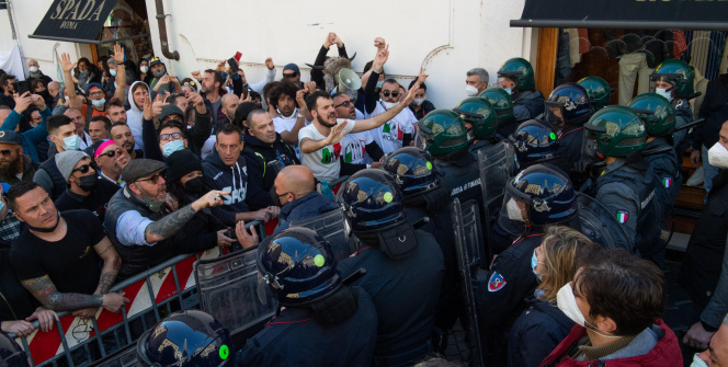 Roma'da Covid-19 kısıtlamaları protesto edildi