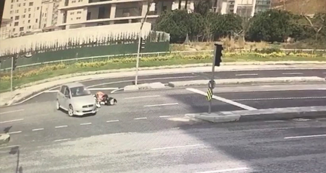 İstanbul’da feci kaza: Motosikletli kadın kurye takla attı