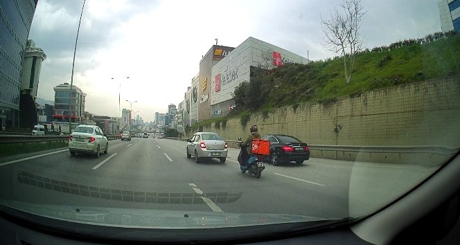 (Özel) Maltepe’de motosikleti arıza yapan sürücüye otomobil sürücüsünden halatlı yardım
