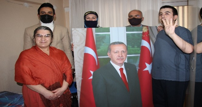 Cumhurbaşkanı Erdoğan hayranı otizmli gence Erdoğan portresi hediye edildi