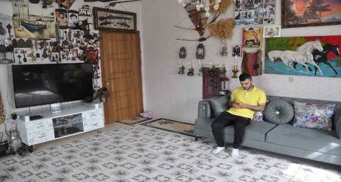 Kapıcı, topladığı hurda eşyaları satıp aldığı antika eşyalarla evini müzeye çevirdi