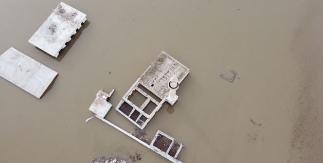 Sular altında kalan cami havadan görüntülendi