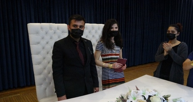 Evi yandı, gelinliğini giyemedi