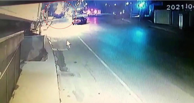 Pendik'te alev topuna dönen araç yangınının görüntüleri güvenlik kameralarına yansıdı