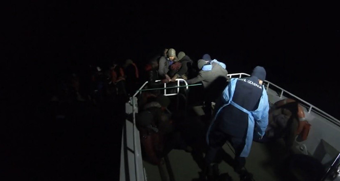 Ayvalık’ta Türk kara sularına itilen 38 düzensiz göçmen kurtarıldı