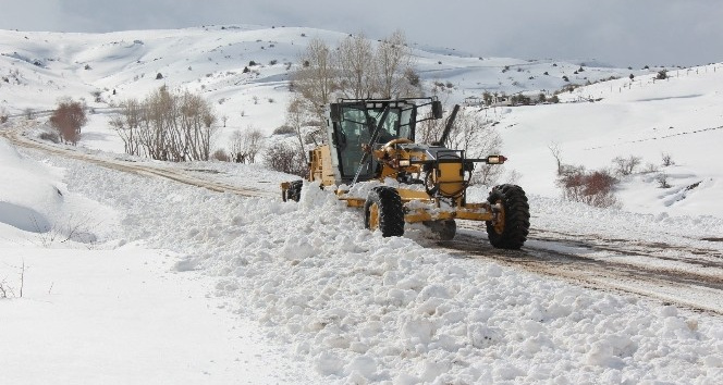 Bayburt’ta yüksek kesimlerde karla mücadele çalışmaları devam ediyor