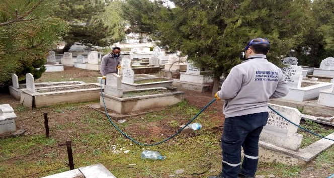 Kırıkkale’deki mezarlıklarda yabani otlarla mücadele
