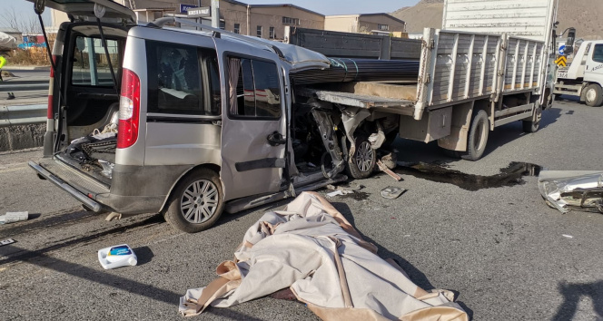 Kayseri&#039;de feci kaza: 2 ölü, 1 yaralı