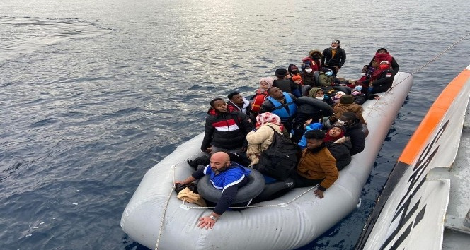 İzmir’de 64 düzensiz göçmen kurtarıldı