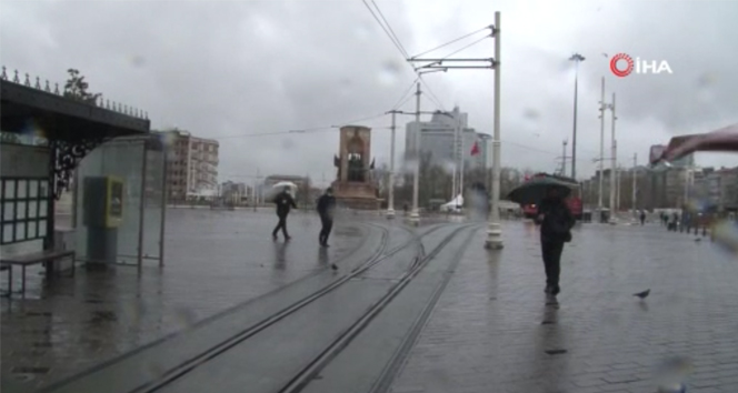 Taksim&#039;de rüzgar ve yağmur vatandaşlara zor anlar yaşattı