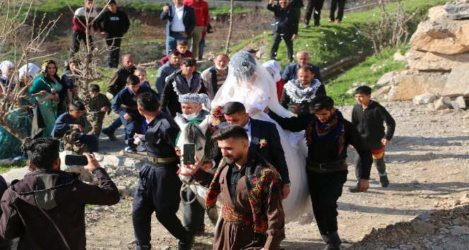 Şırnak’ta unutulmaya yüz tutan gelenek yaşatılıyor: Gelini ata bindirip damat evine götürdüler