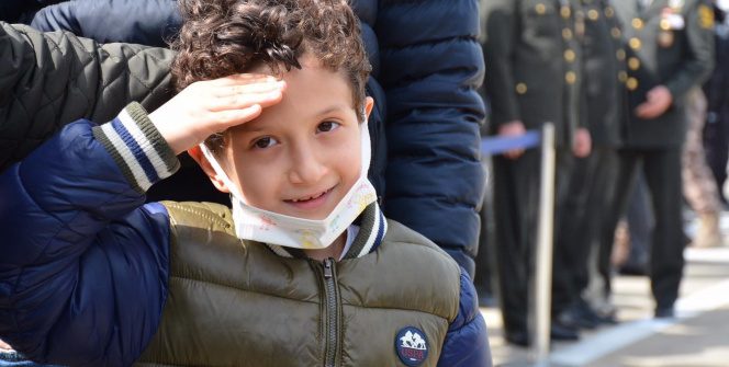 Kayra şehit babasını asker selamı ile uğurladı