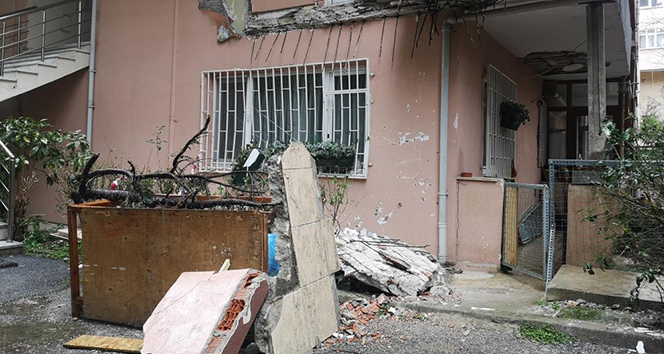 Üsküdar’da 5 katlı binada evin balkonu çöktü