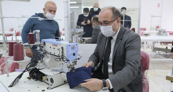 Üretime başlayacak tekstil atölyesindeki ilk ürünü Başkan Çöl dikti