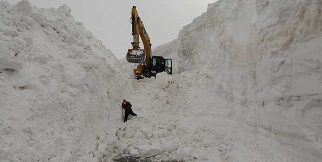 Nisan ayında karın 20 metreyi bulduğu yolda çalışma