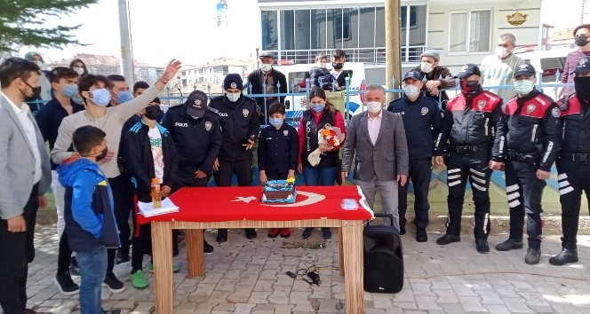 Cami cemaatinden polise yaş pastalı kutlama