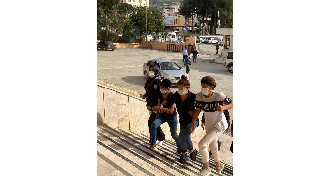 Evlerden hırsızlık yapıp yakalanmamak için kılık değiştirmişler