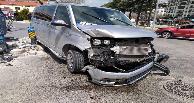 Isparta’da hafif ticari araç ile minibüs çarpıştı: 1 yaralı
