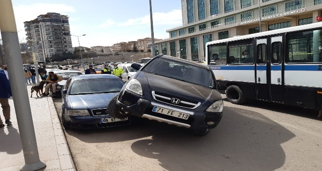 Kırıkkale’de ilginç kaza, cip park halindeki otomobilin üzerine çıktı