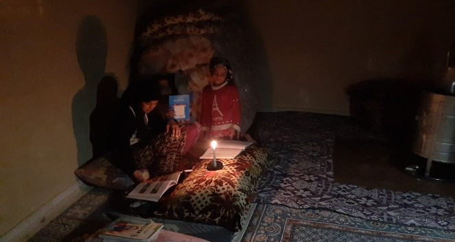 Yeşilli Belediyesinin elektriğini kestiği evde mum ışığında ders çalışan kız: "Bize sahip çıkın"