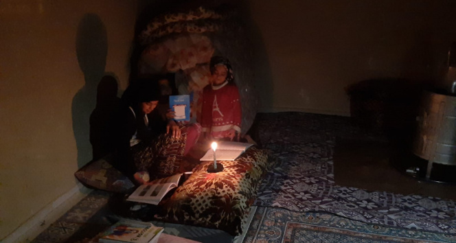 Belediyenin elektriğini kestiği evde mum ışığında ders çalışan kız: &#039;Bize sahip çıkın&#039;