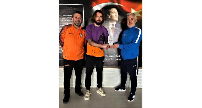 Kırşehir Belediyespor’un  golcüsüne teknik direktörden plaket