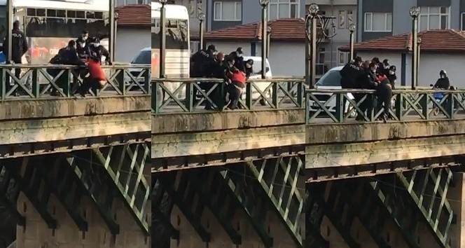 Köprüden atlamak isteyen şahsı polis ekipleri kurtardı