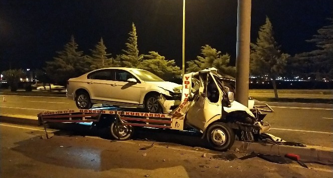 Otomobil taşıyan çekici direğe çarptı, sürücü hayatını kaybetti