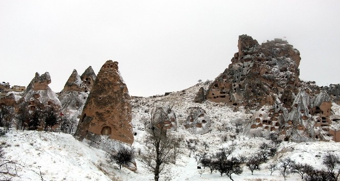 Kapadokya’da Nisan ayında peribacaları beyaza büründü