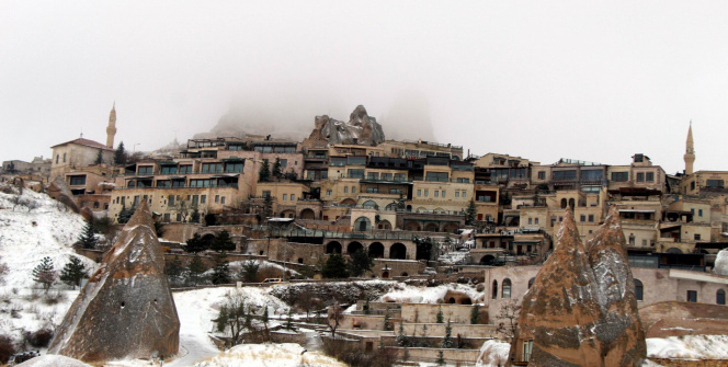 Kapadokya’da Nisan ayında peribacaları beyaza büründü