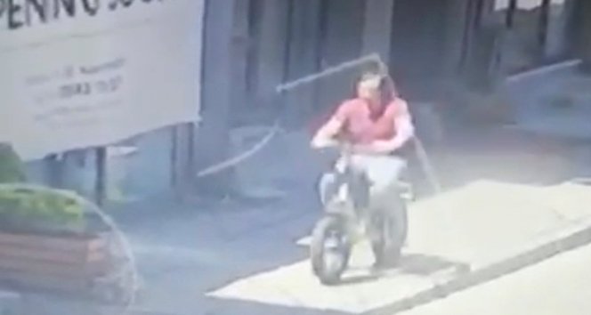 Ünlü oyuncu Deniz Çakır’ın bisikletinin çalındığı anlar kamerada