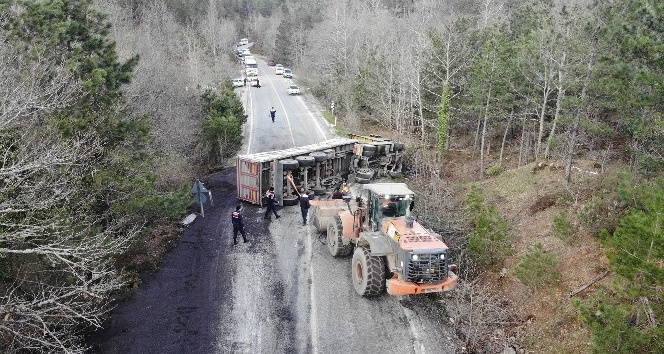 Takla atan tır trafiği 3 saat kilitledi