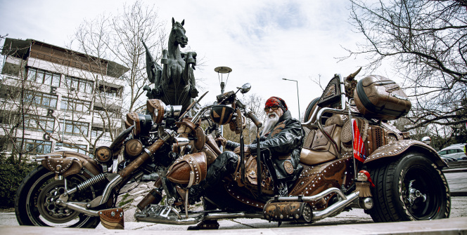 İlginç tasarımıyla dikkat çeken bu motosikletin dünyada eşi benzeri yok