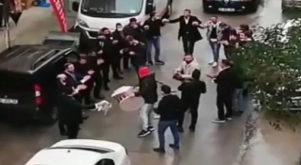 Sosyal mesafeyi hiçe sayıp maskesiz şekilde halay çektiler