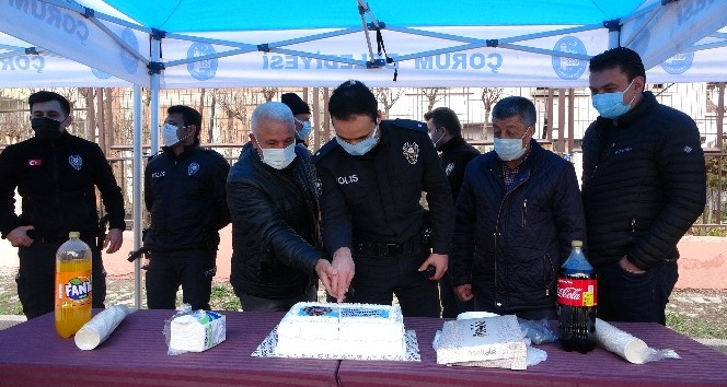Kavga ihbarına gelen polise pasta sürprizi