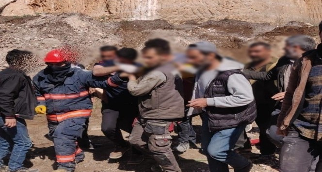Mardin’de iş makinesinin üzerine kaya düştü: 1 ölü, 1 yaralı
