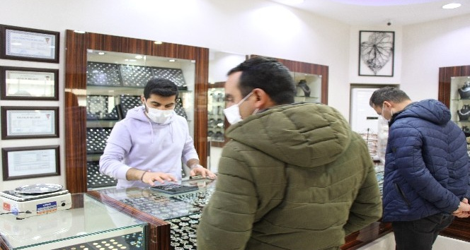 Akyüz Gümüş Mağazası’nda kısıtlama öncesi müşteri yoğunluğu