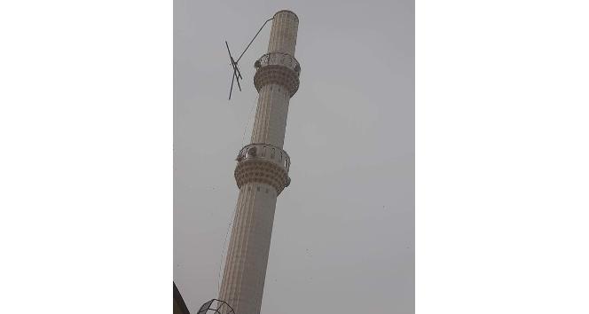 Minare külahının yerinden kopma anı görüntüye yansıdı