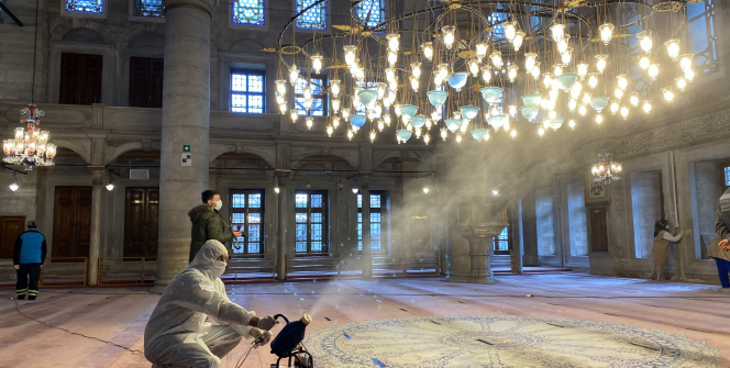 Eyüpsultan Camii ve Meydanı gül suyuyla yıkandı