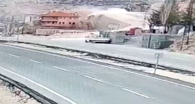 Hemşirenin otomobiliyle 30 metreden bahçeye uçma anı görüntüye yansıdı