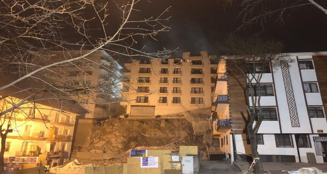 Ankara’da yıkılma tehlikesi bulunan Açelya Apartmanı’nın çatısı çöktü