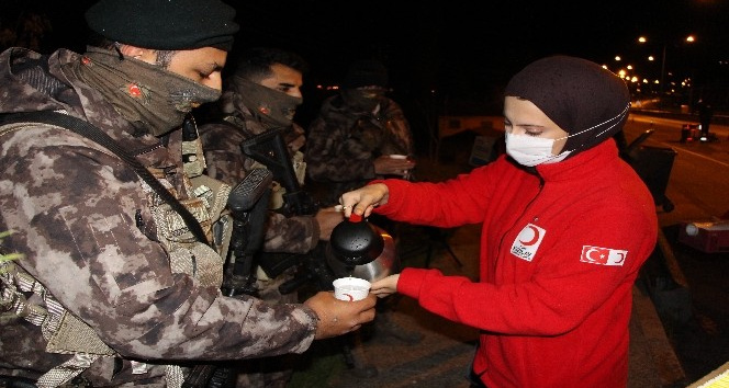 Kızılay’dan nöbetteki polislere çay-kahve ikramı
