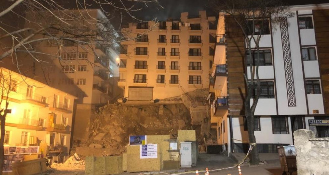 Ankara&#039;da Açelya apartmanının çatısı çöktü, yıkım çalışmaları sabaha kaldı