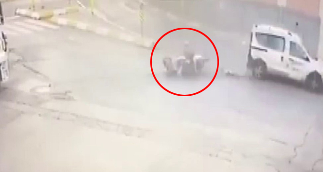 Sultanbeyli’de süratli otomobil ile motosikletin çarpıştığı kaza kamerada